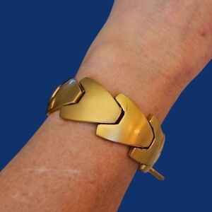 ELLEN TRACY Matte Goldtone Articulated Modernist Scale Bracelet